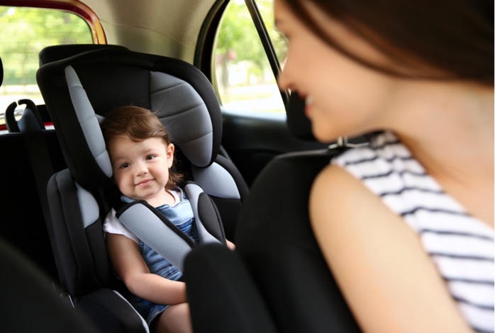 Sitzerhöhung im Auto: Ab wann dürfen Kinder sie benutzen?