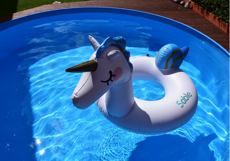 aufblasbares Einhorn im Pool