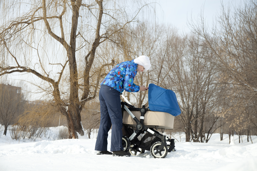 Kinderwagen im Schnee