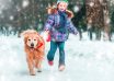 Kind im Winter mit Hund