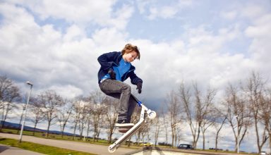 Im Skatepark mit Stunt-Scooter