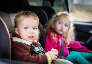 Zwei Kinder im Kindersitz