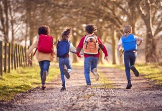 Kinder auf dem Schulweg