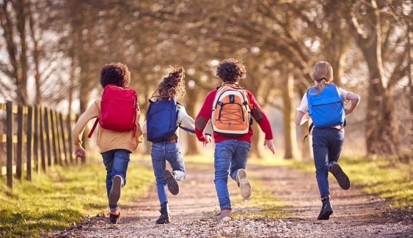 Kinder auf dem Schulweg